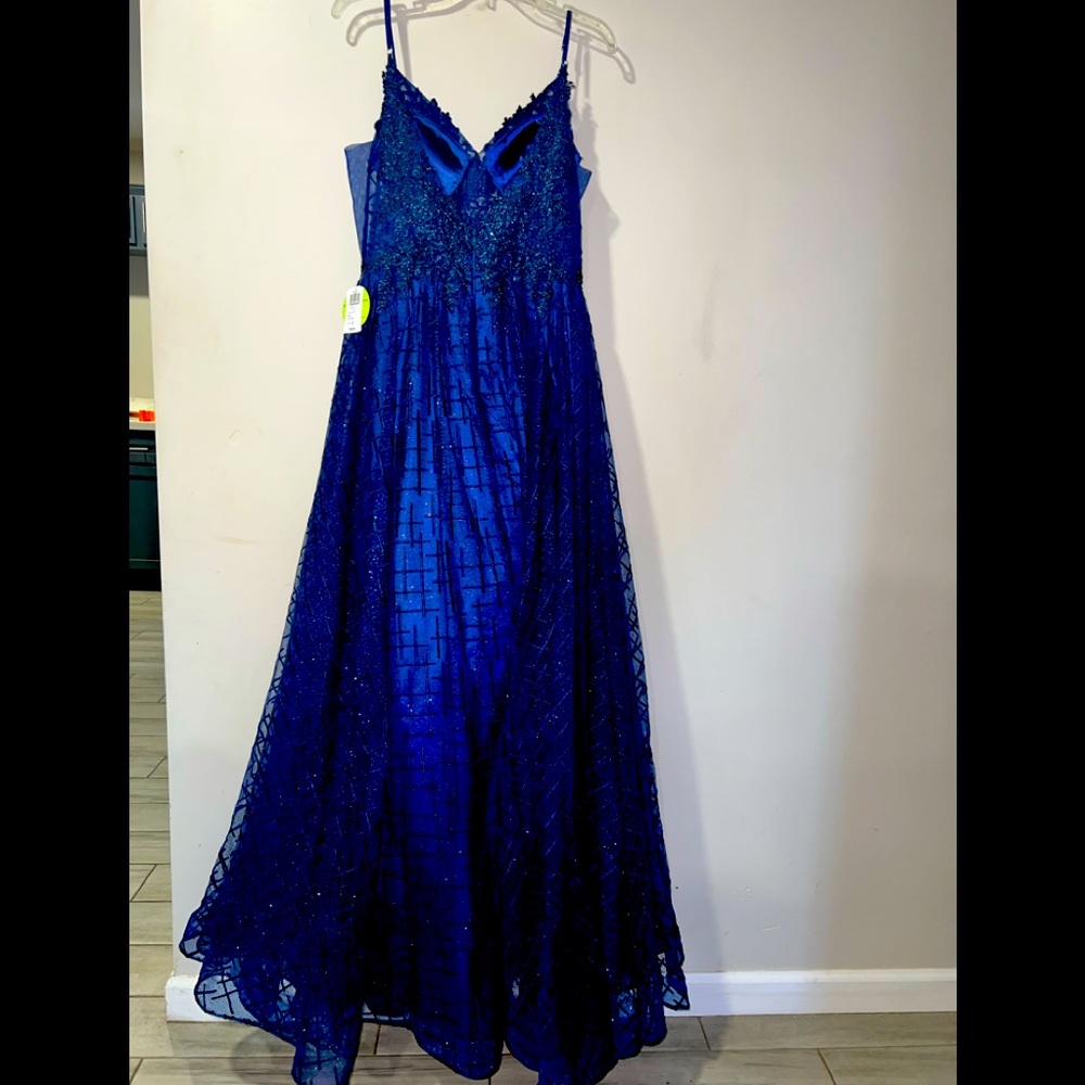 I’m selling a dress I bought for my little sister. She never used it brand new.